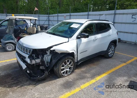 2022 Jeep Compass Latitude Lux 4X4 z USA, uszkodzony, nr VIN 3C4NJDFB7NT112307